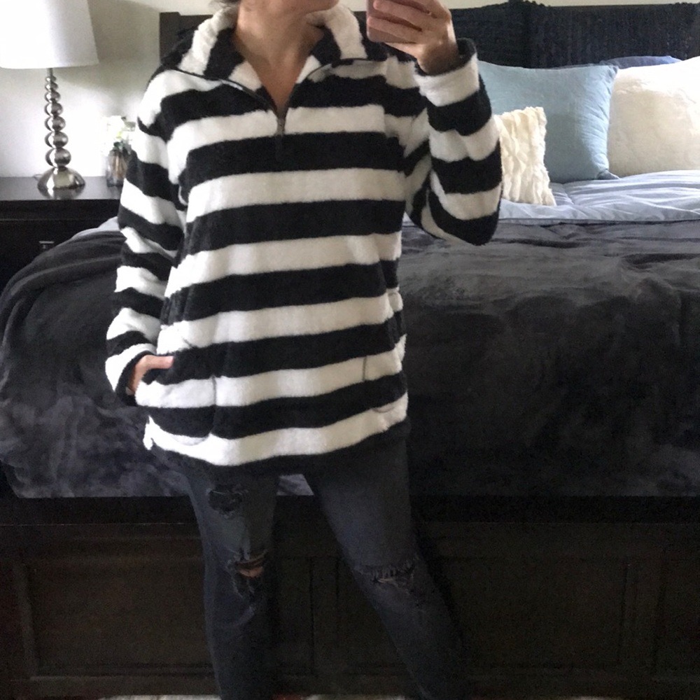 ✨LAST 2 Black & White half zip pullover pockets - Picture 3 of 6